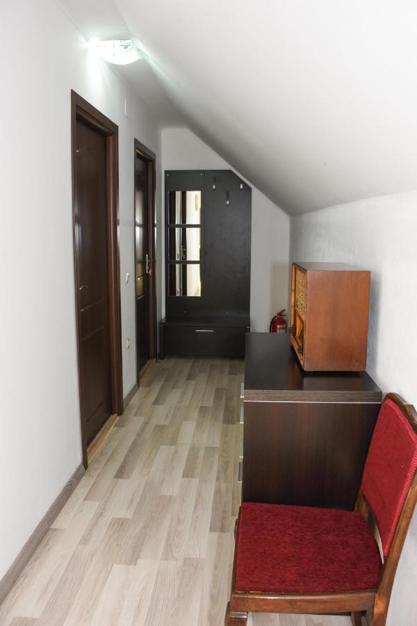 Tomis House Hotel Curtea De Arges Ngoại thất bức ảnh