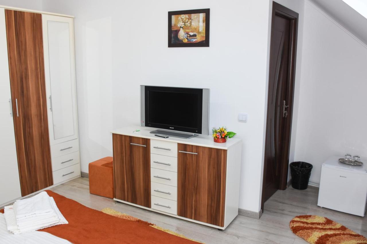 Tomis House Hotel Curtea De Arges Ngoại thất bức ảnh