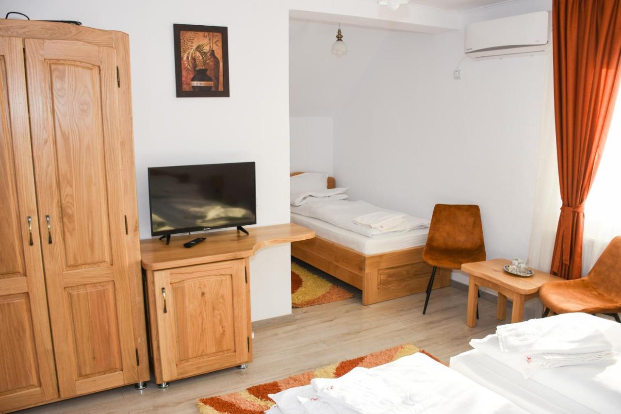 Tomis House Hotel Curtea De Arges Ngoại thất bức ảnh