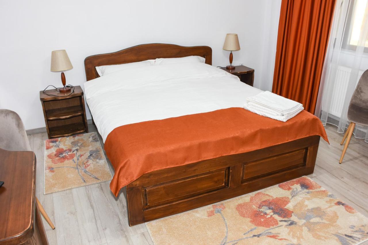 Tomis House Hotel Curtea De Arges Ngoại thất bức ảnh